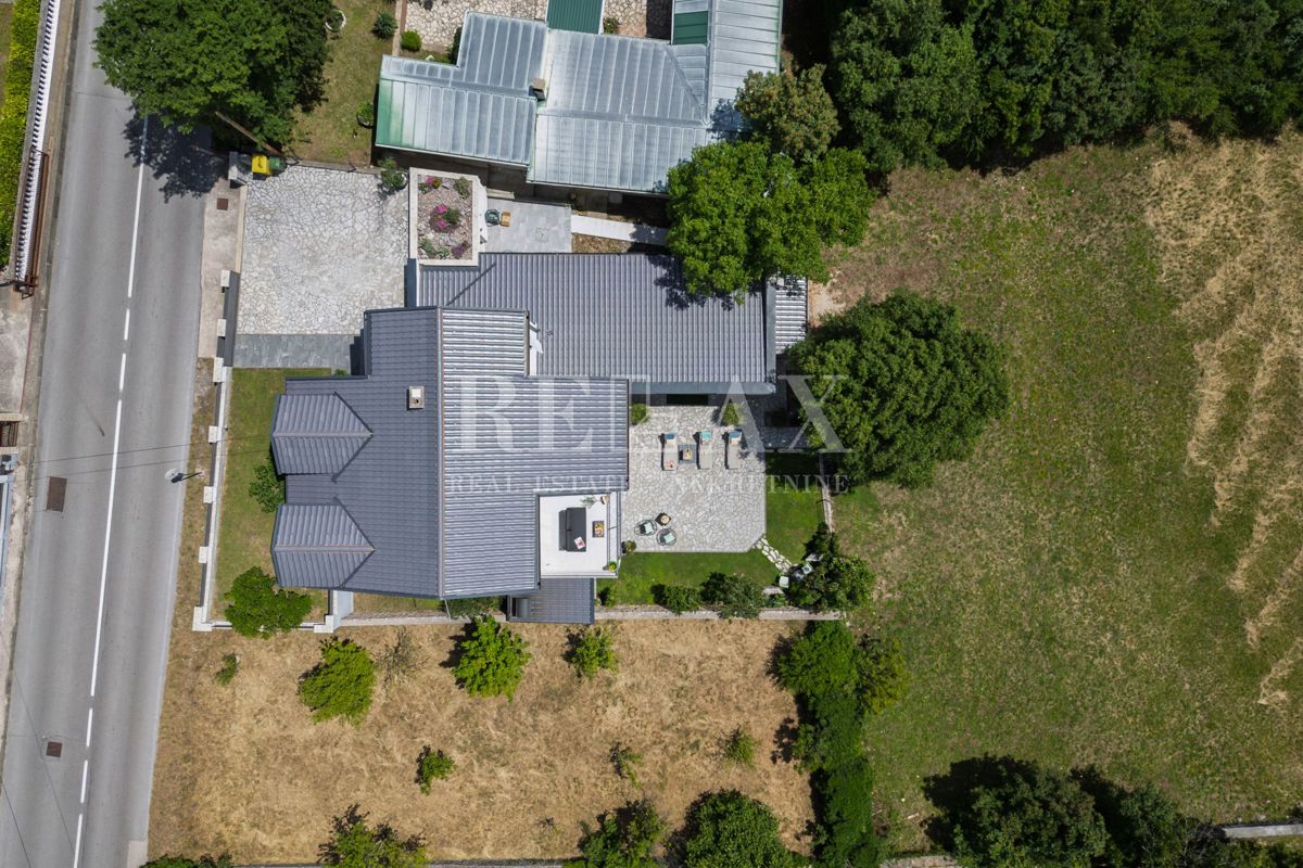 Tribalj - moderna vila z bazenom