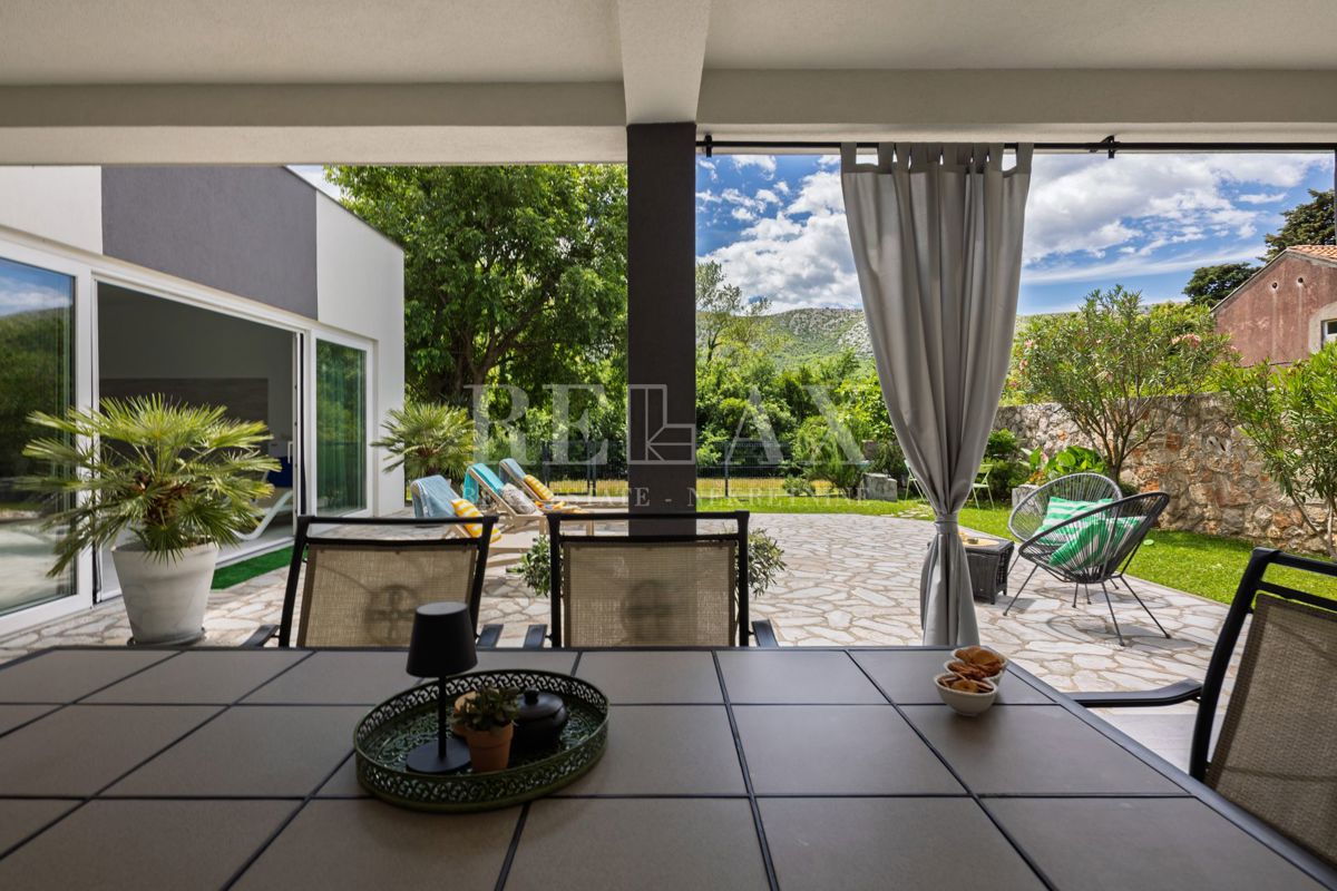 Tribalj - moderna vila z bazenom