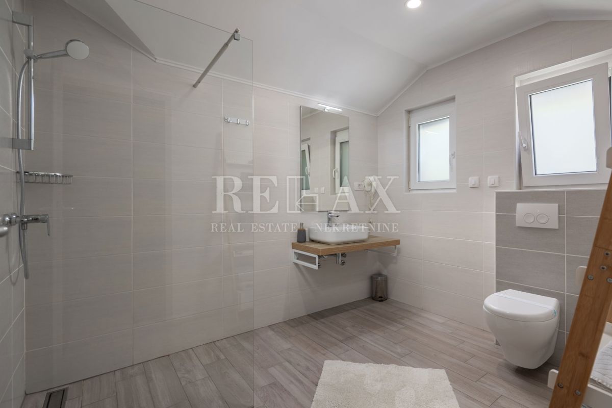 Tribalj - moderna vila z bazenom