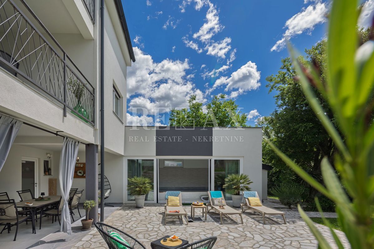 Tribalj - moderna vila z bazenom