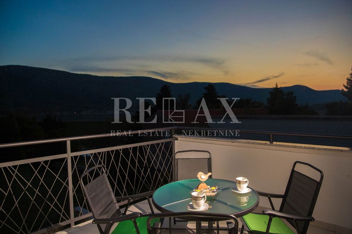 Tribalj - moderna vila z bazenom