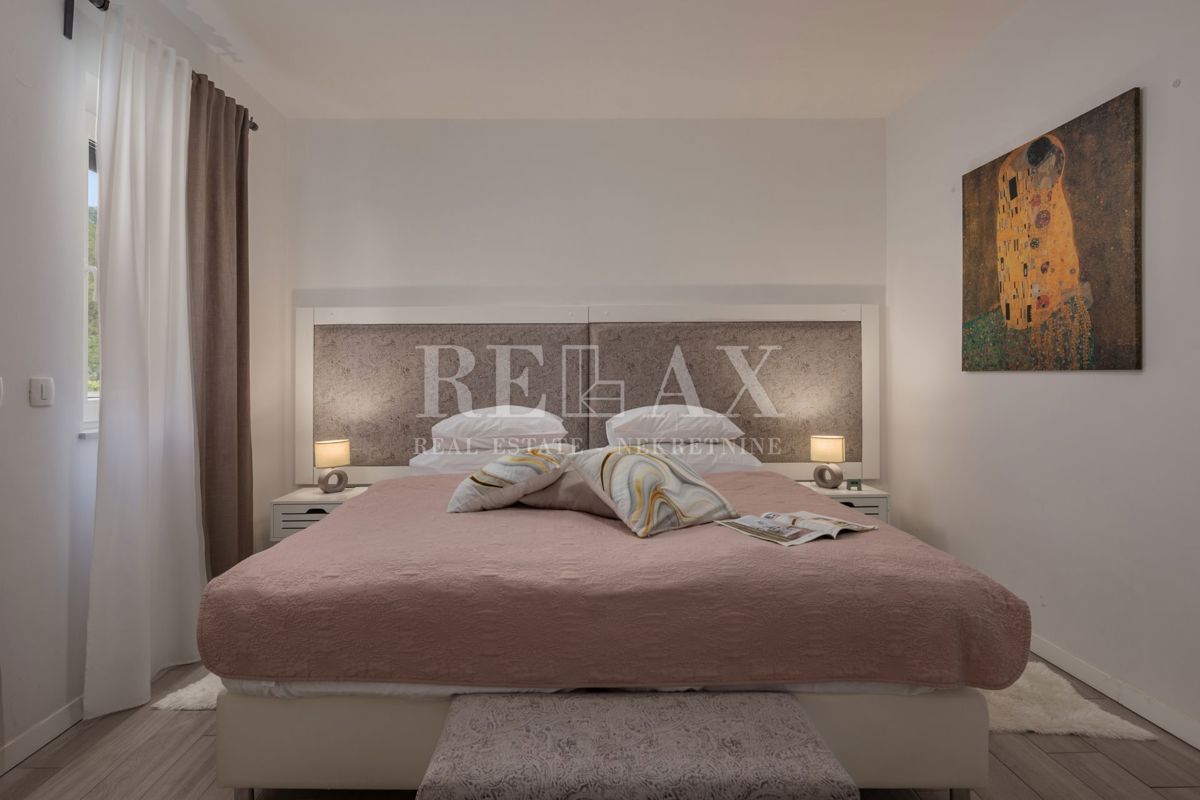 Tribalj - moderna vila z bazenom