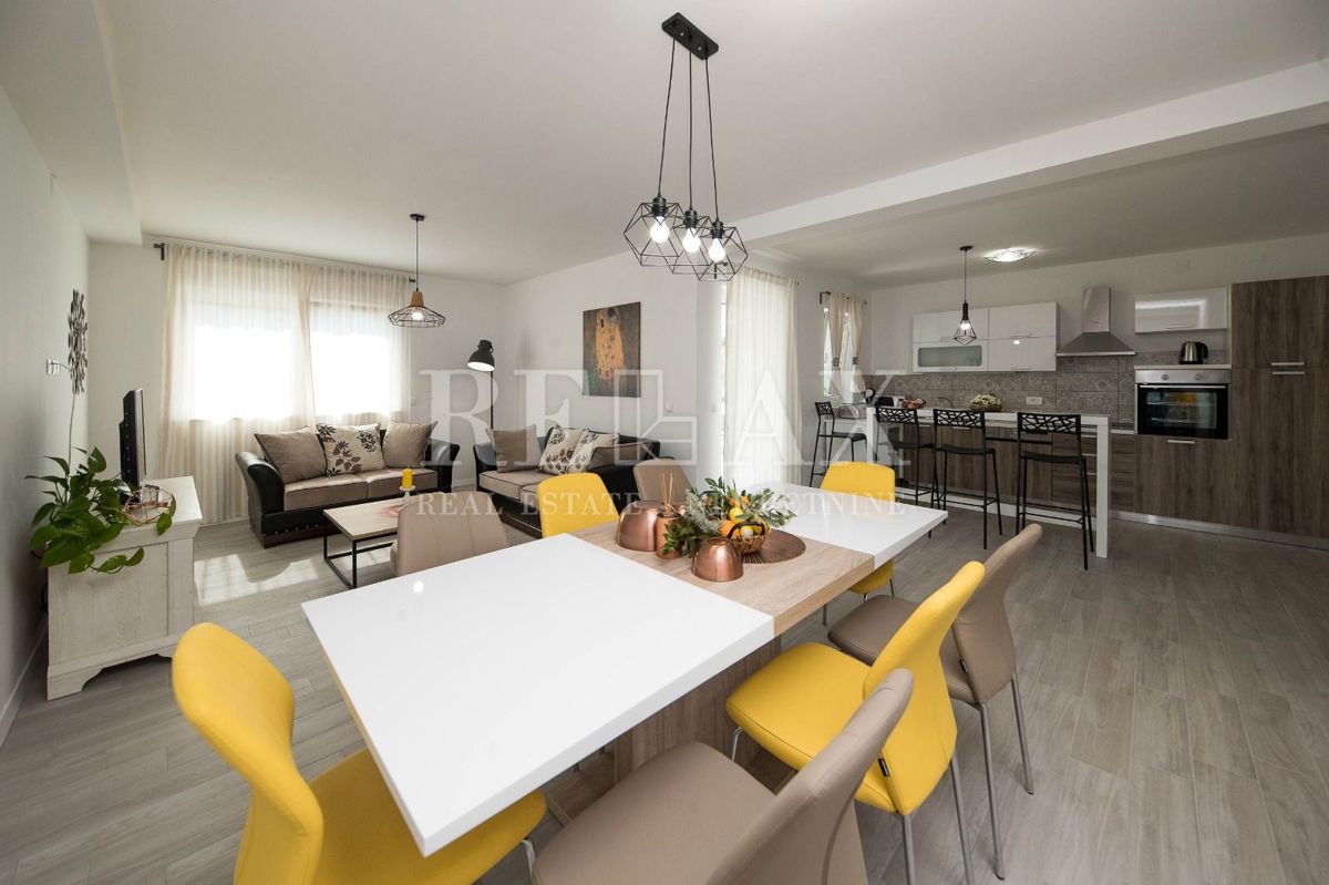 Tribalj - moderna vila z bazenom