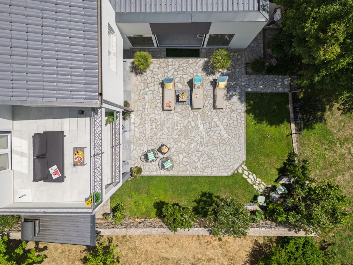 Tribalj - moderna vila z bazenom