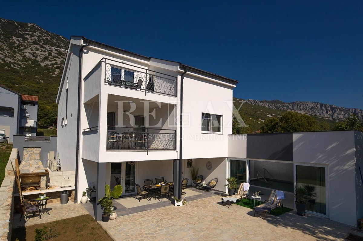 Tribalj - moderna vila z bazenom