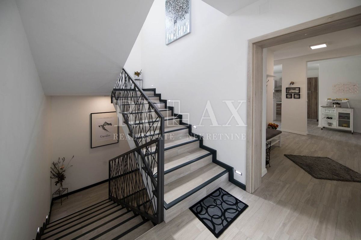 Tribalj - moderna vila z bazenom