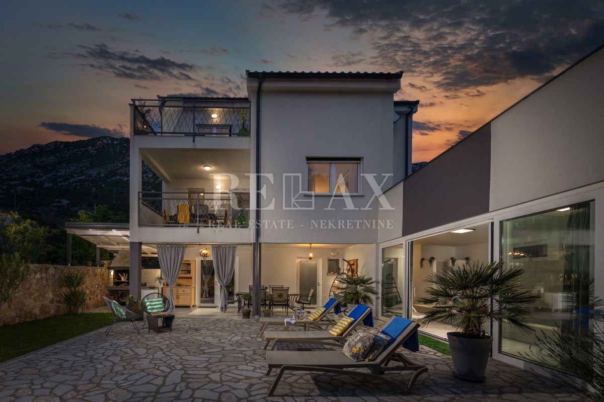 Tribalj - moderna vila z bazenom