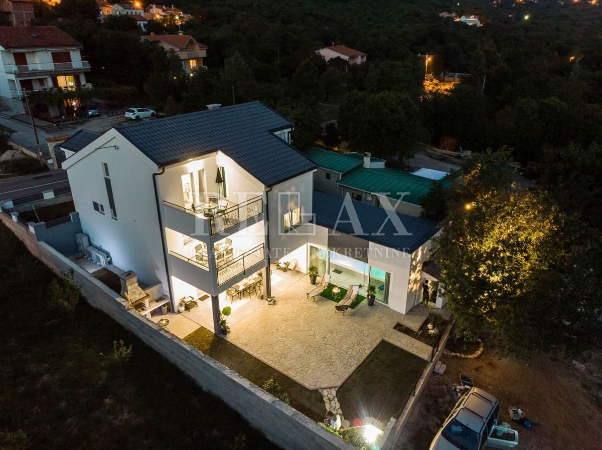 Tribalj - moderna vila z bazenom