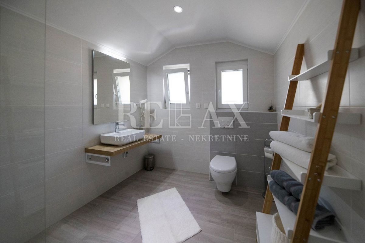 Tribalj - moderna vila z bazenom