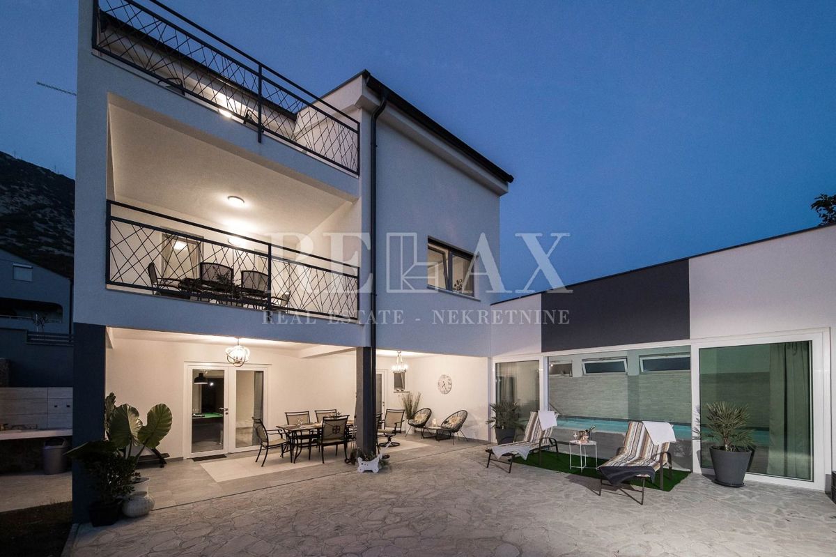 Tribalj - moderna vila z bazenom