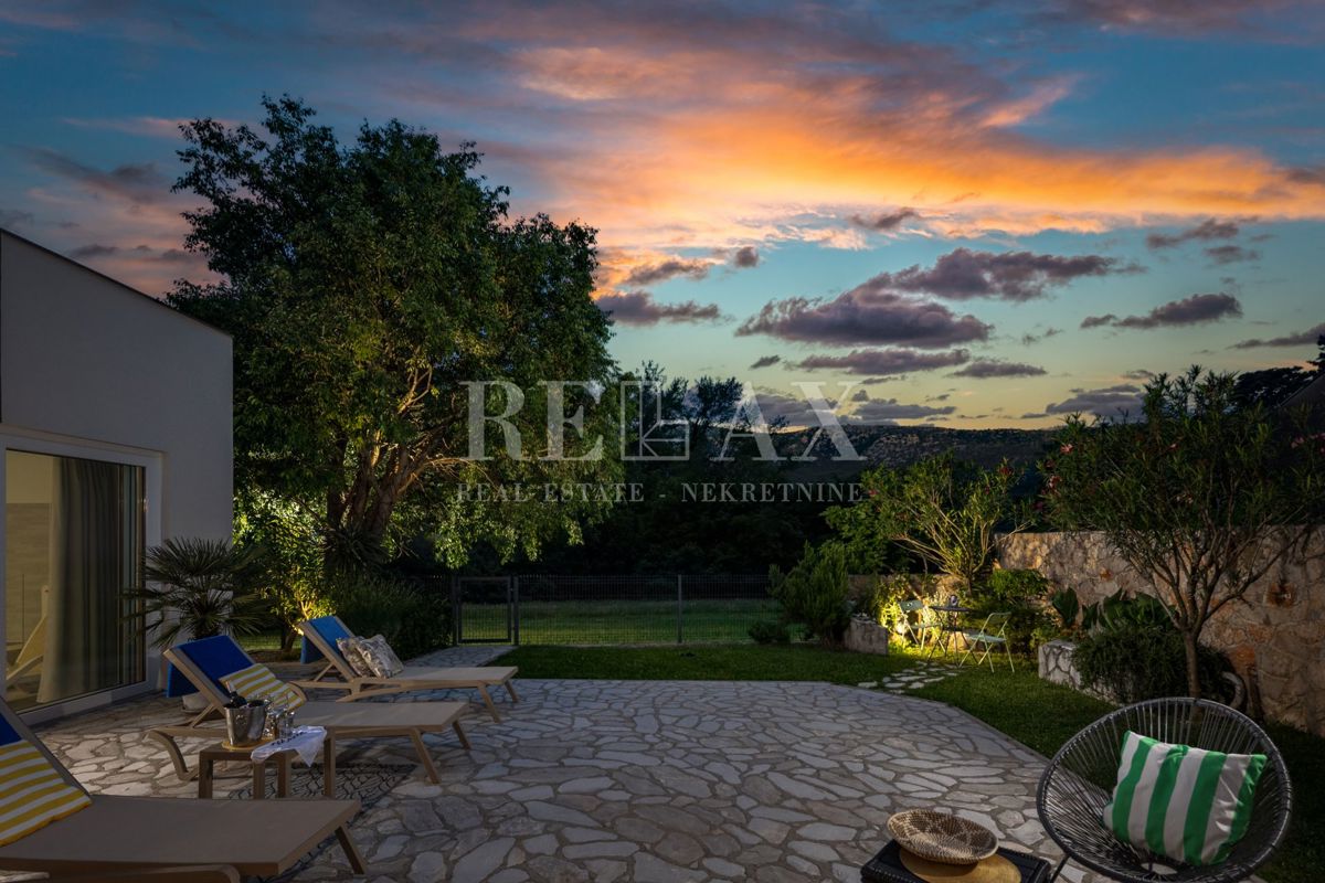 Tribalj - moderna vila z bazenom