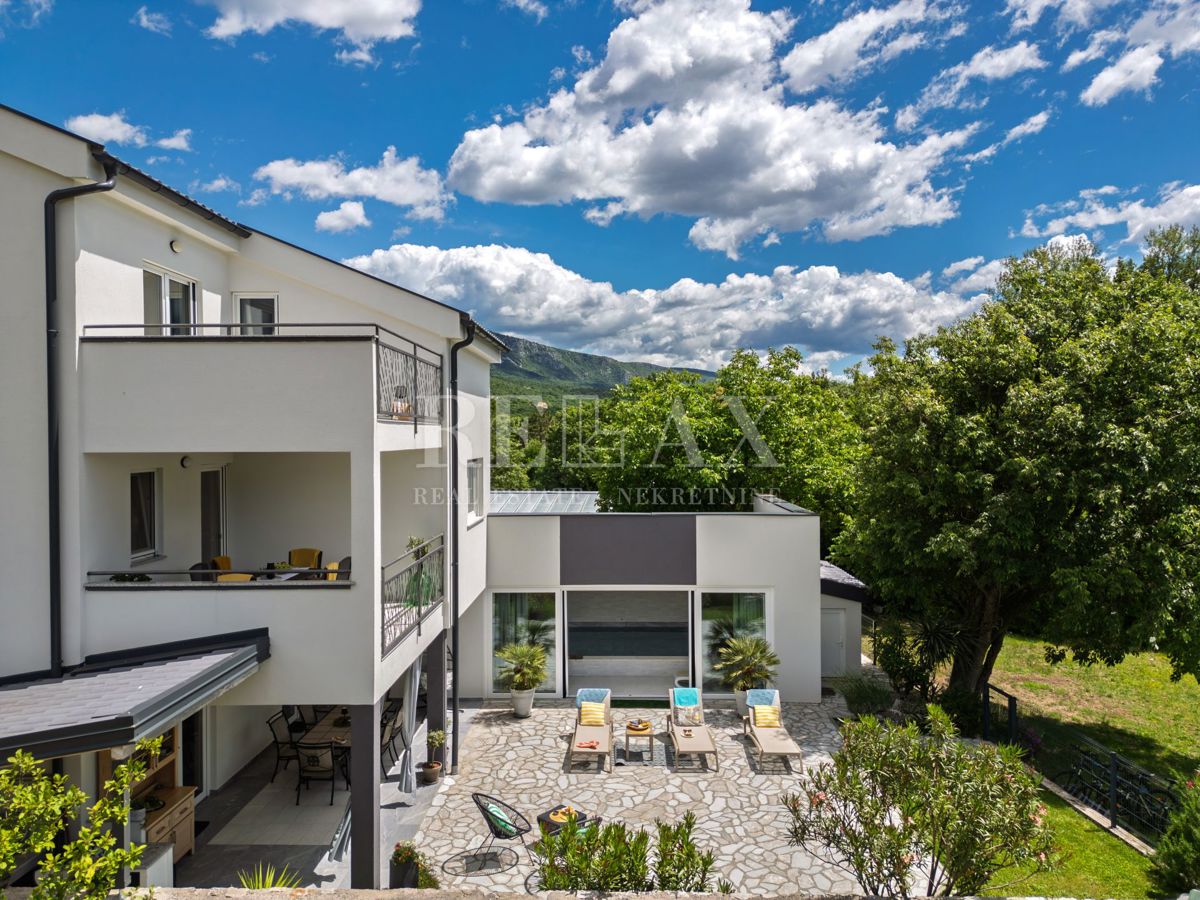 Tribalj - moderna vila z bazenom