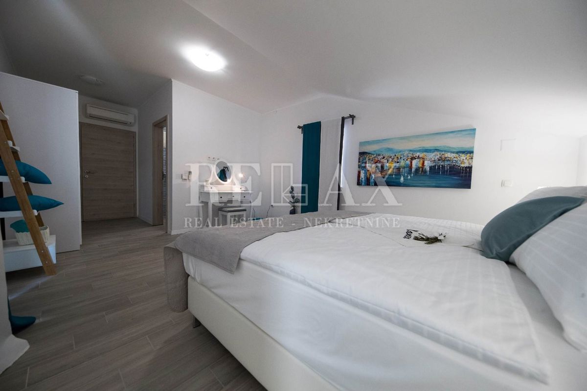 Tribalj - moderna vila z bazenom