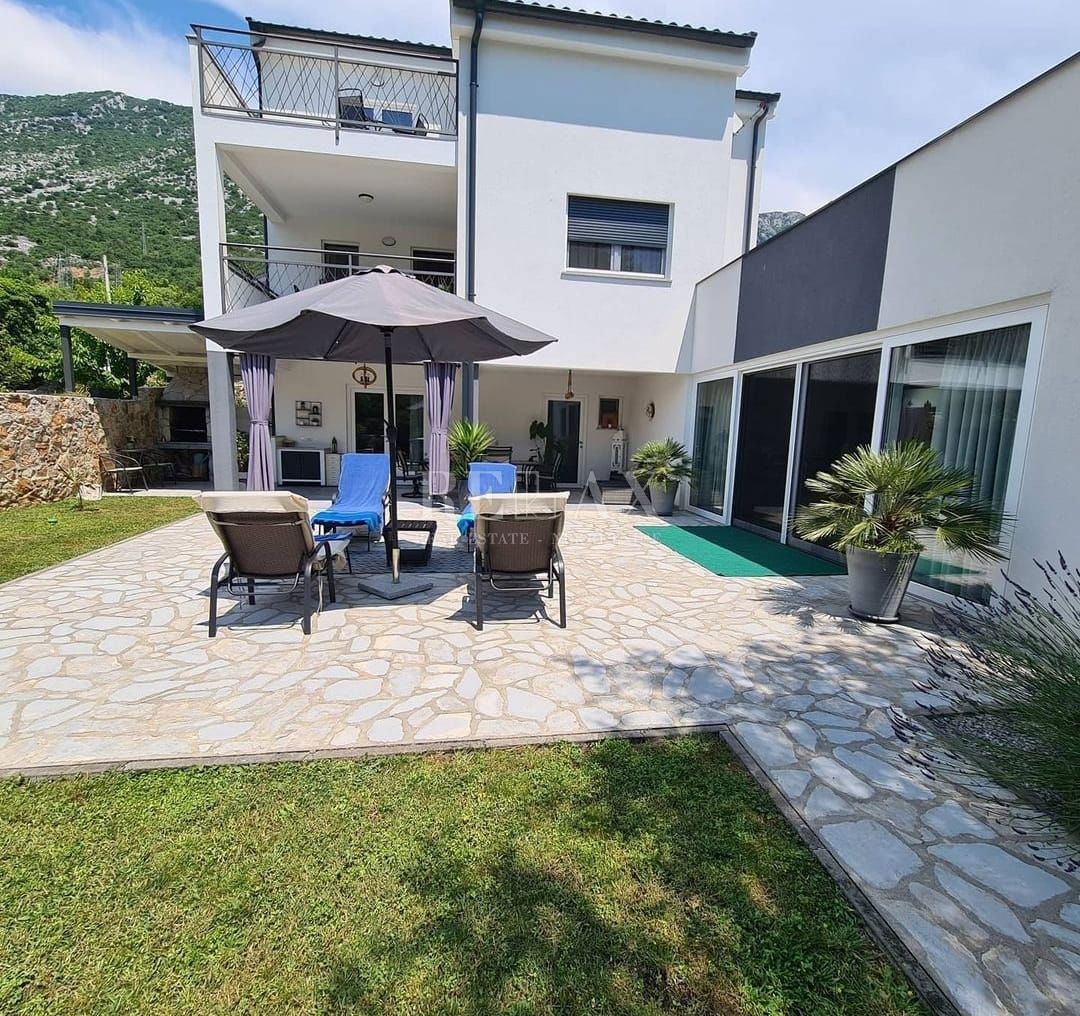 Tribalj - moderna vila z bazenom