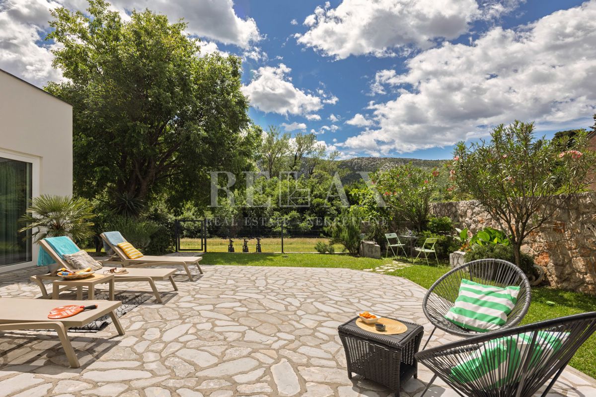 Tribalj - moderna vila z bazenom