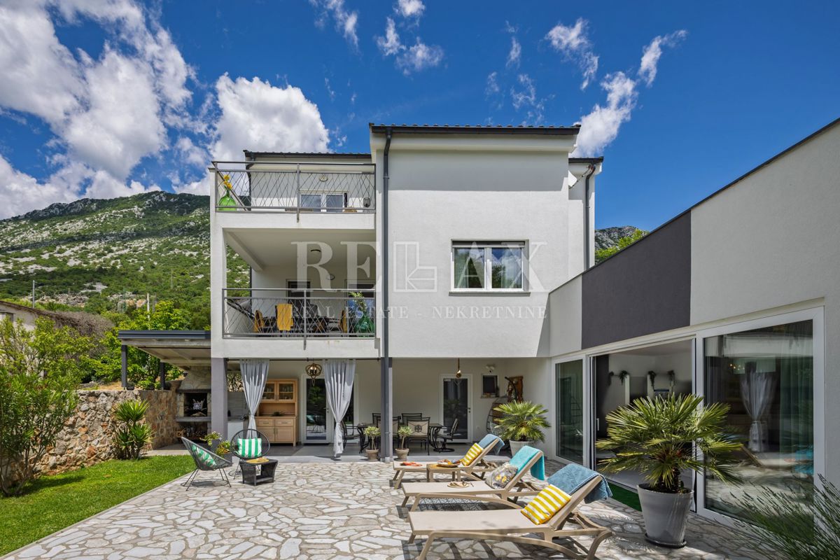 Tribalj - moderna vila z bazenom