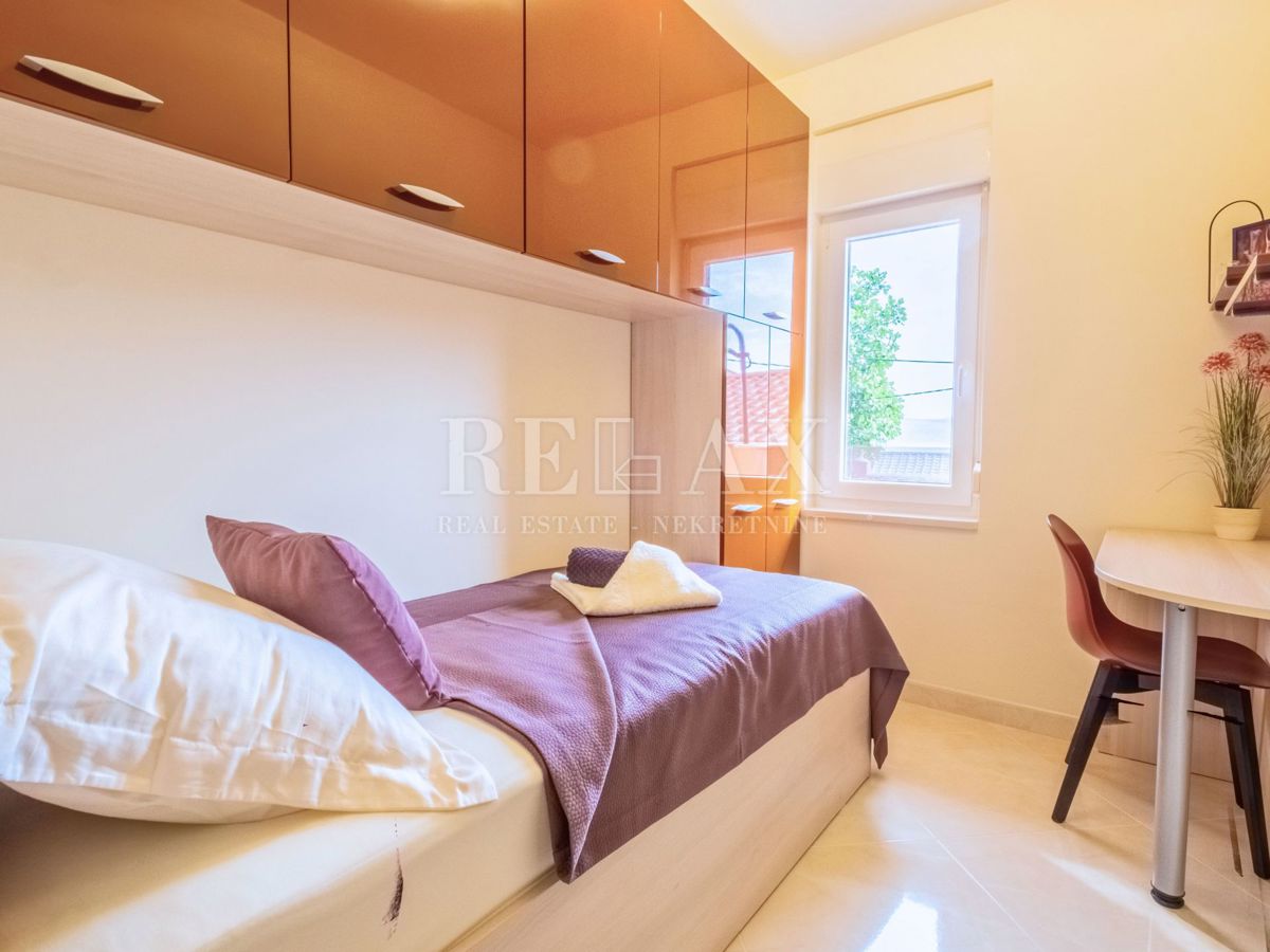 Novi Vinodolski - hiša s 3 stanovanjskimi enotami