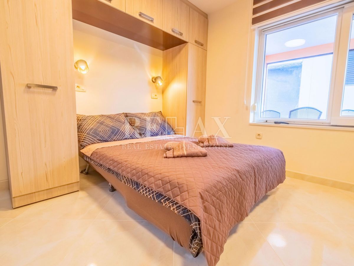 Novi Vinodolski - hiša s 3 stanovanjskimi enotami