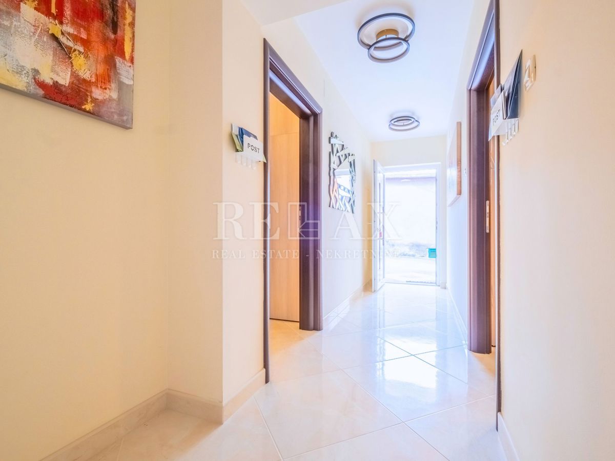 Novi Vinodolski - hiša s 3 stanovanjskimi enotami