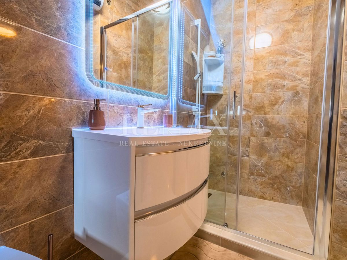 Novi Vinodolski - hiša s 3 stanovanjskimi enotami