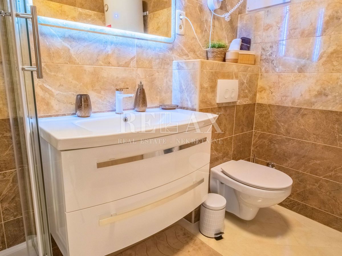 Novi Vinodolski - hiša s 3 stanovanjskimi enotami