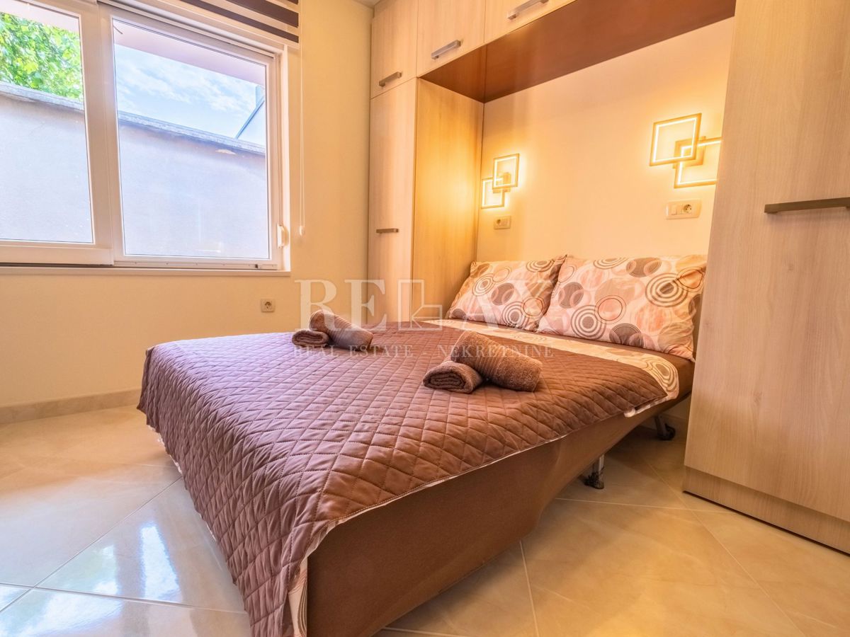 Novi Vinodolski - hiša s 3 stanovanjskimi enotami