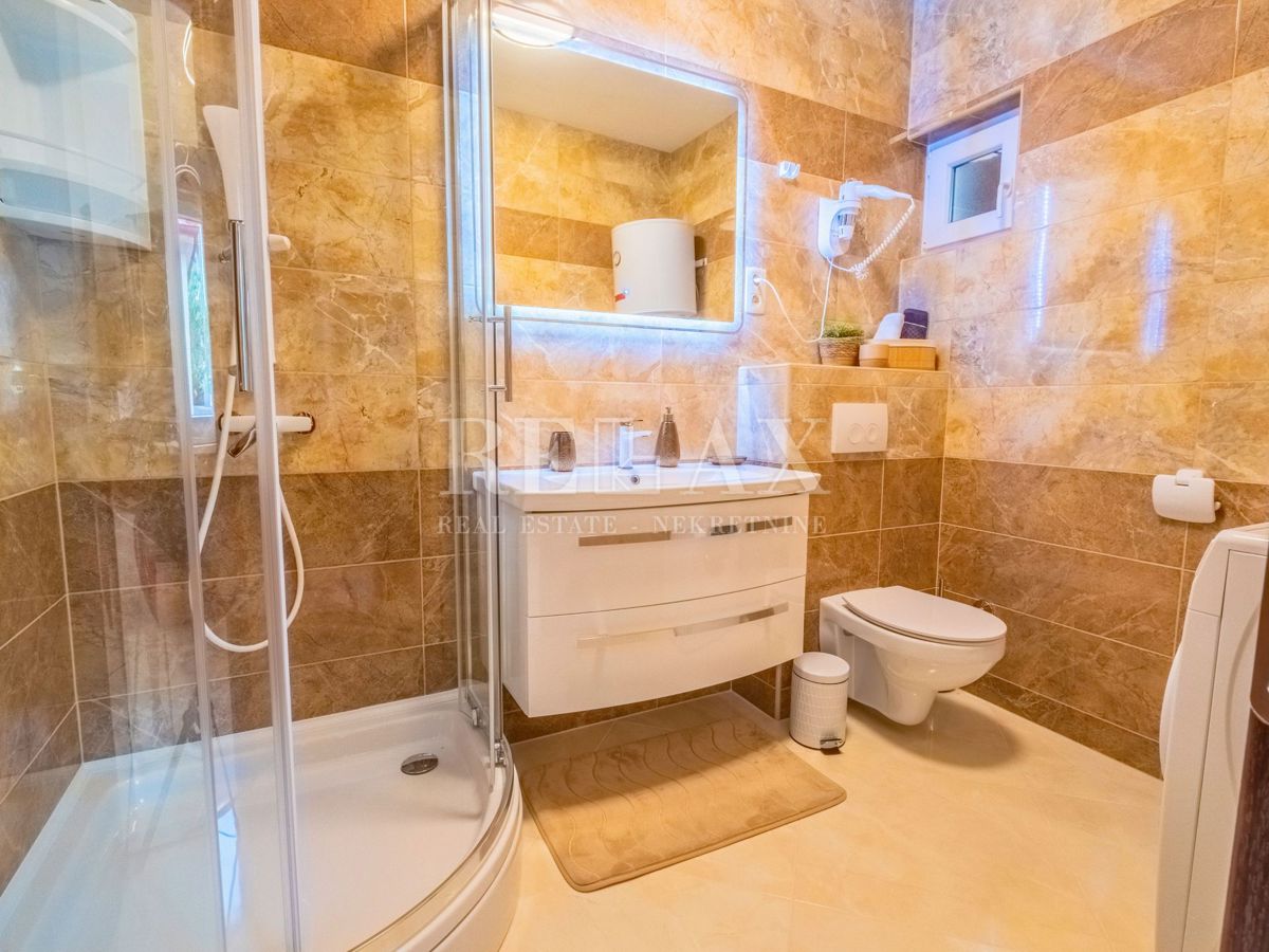 Novi Vinodolski - hiša s 3 stanovanjskimi enotami