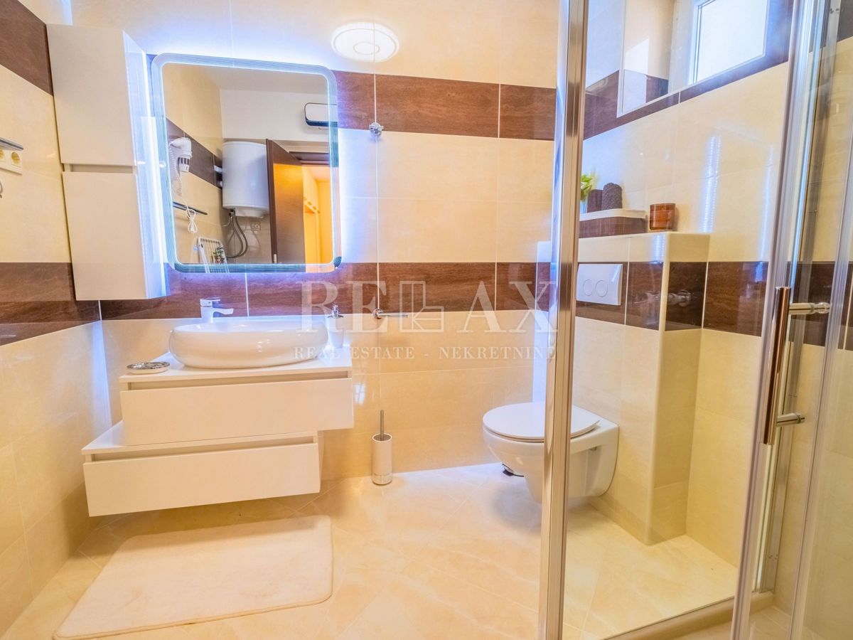 Novi Vinodolski - hiša s 3 stanovanjskimi enotami