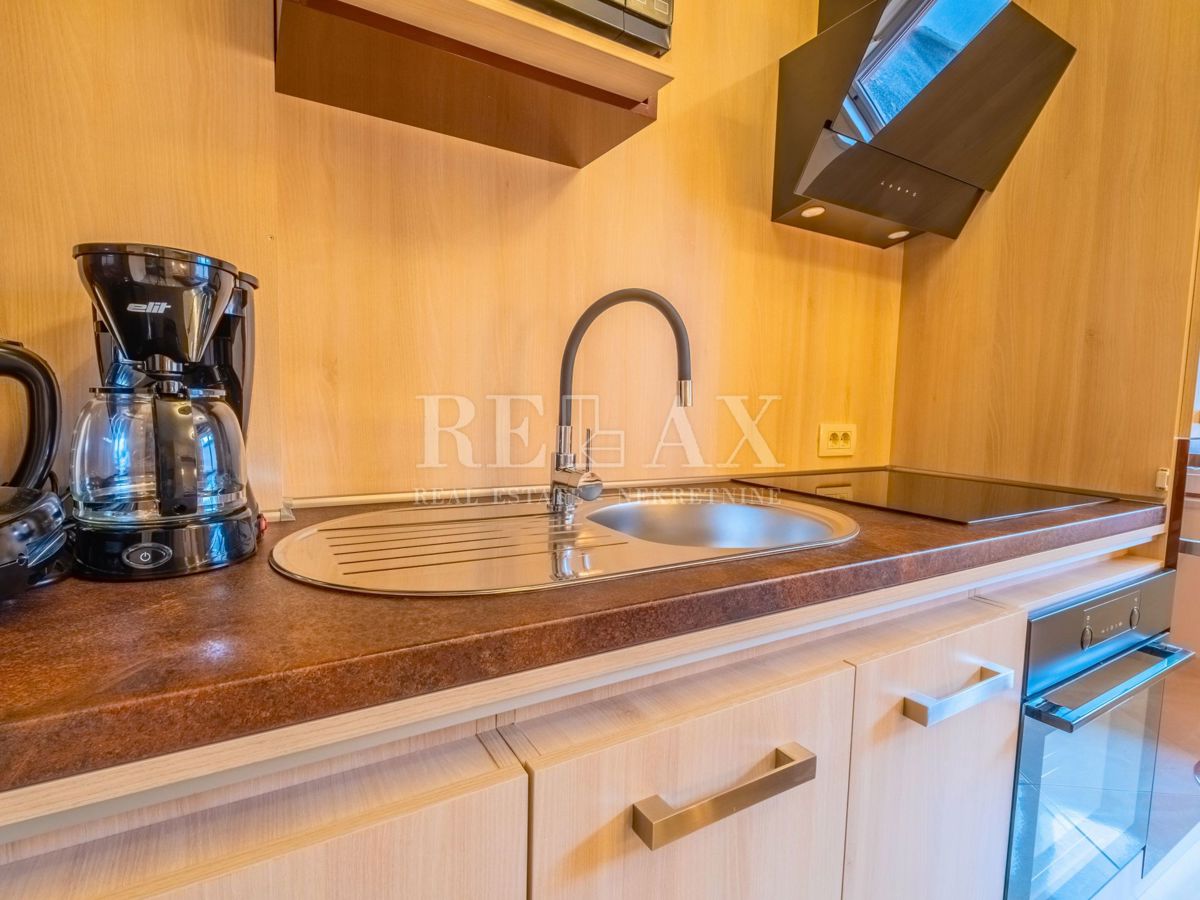 Novi Vinodolski - hiša s 3 stanovanjskimi enotami