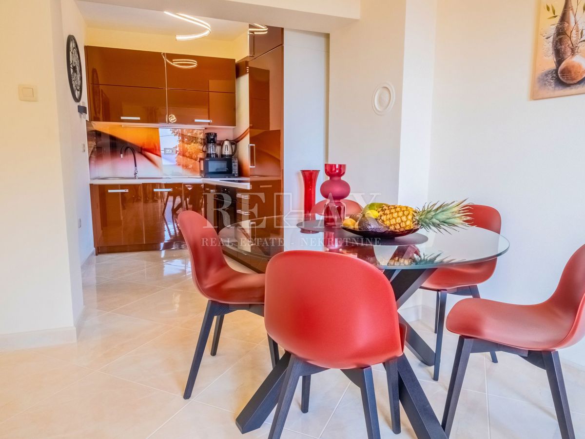 Novi Vinodolski - hiša s 3 stanovanjskimi enotami