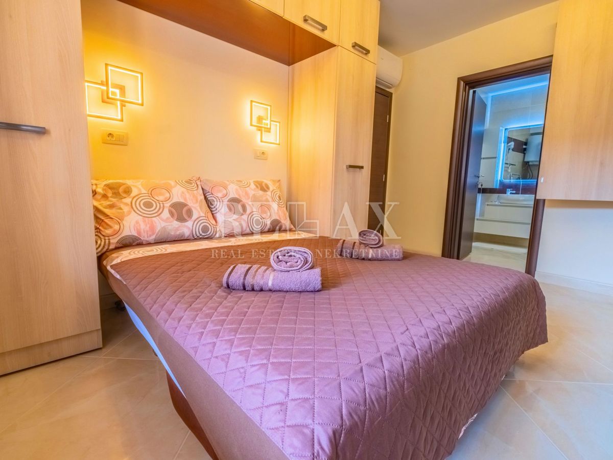 Novi Vinodolski - hiša s 3 stanovanjskimi enotami