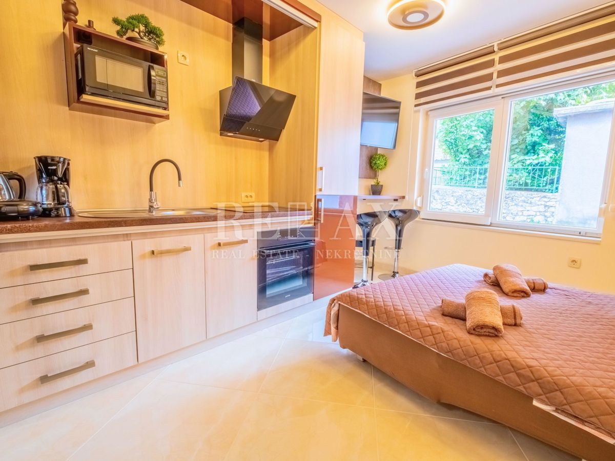 Novi Vinodolski - hiša s 3 stanovanjskimi enotami