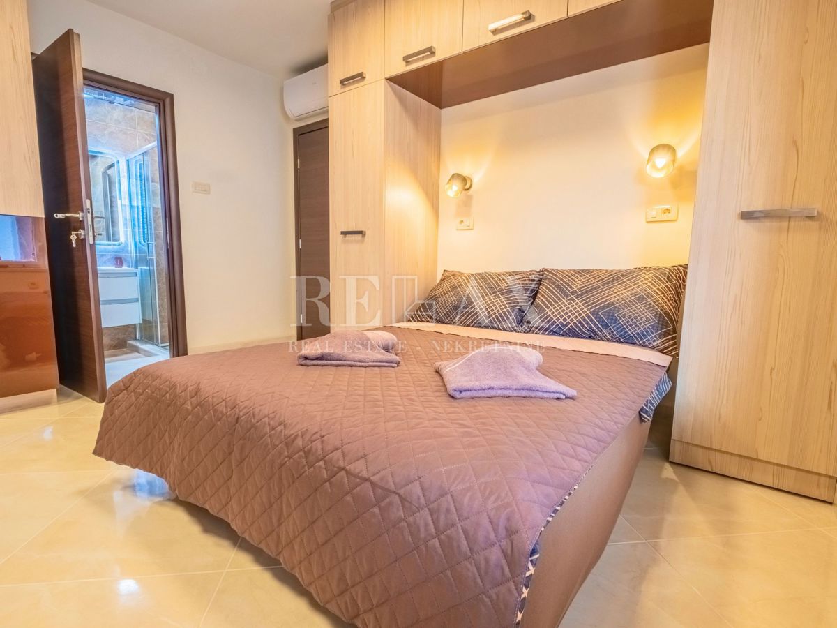 Novi Vinodolski - hiša s 3 stanovanjskimi enotami