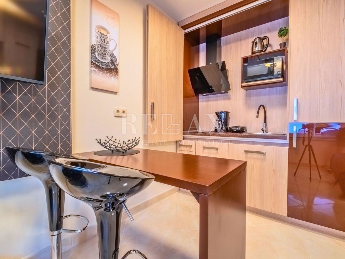 Novi Vinodolski - hiša s 3 stanovanjskimi enotami