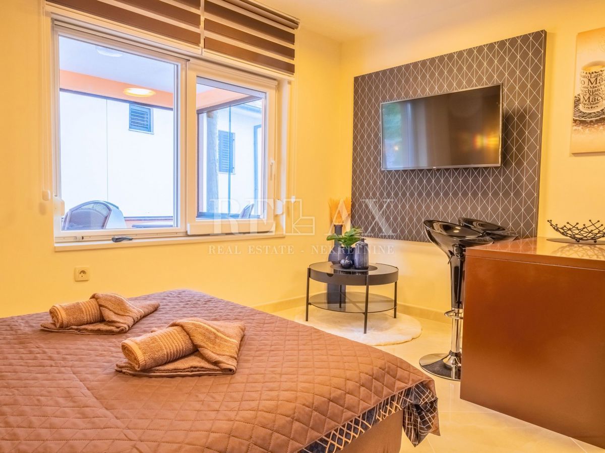 Novi Vinodolski - hiša s 3 stanovanjskimi enotami