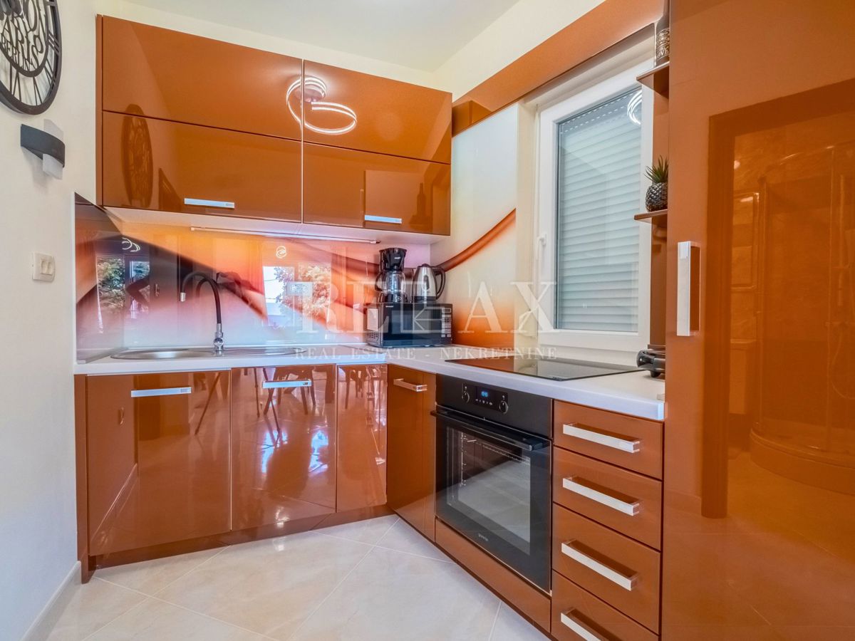 Novi Vinodolski - hiša s 3 stanovanjskimi enotami