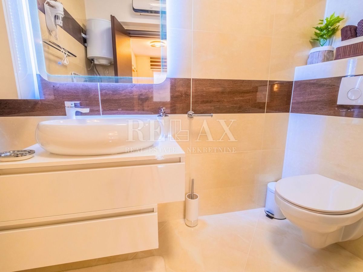 Novi Vinodolski - hiša s 3 stanovanjskimi enotami