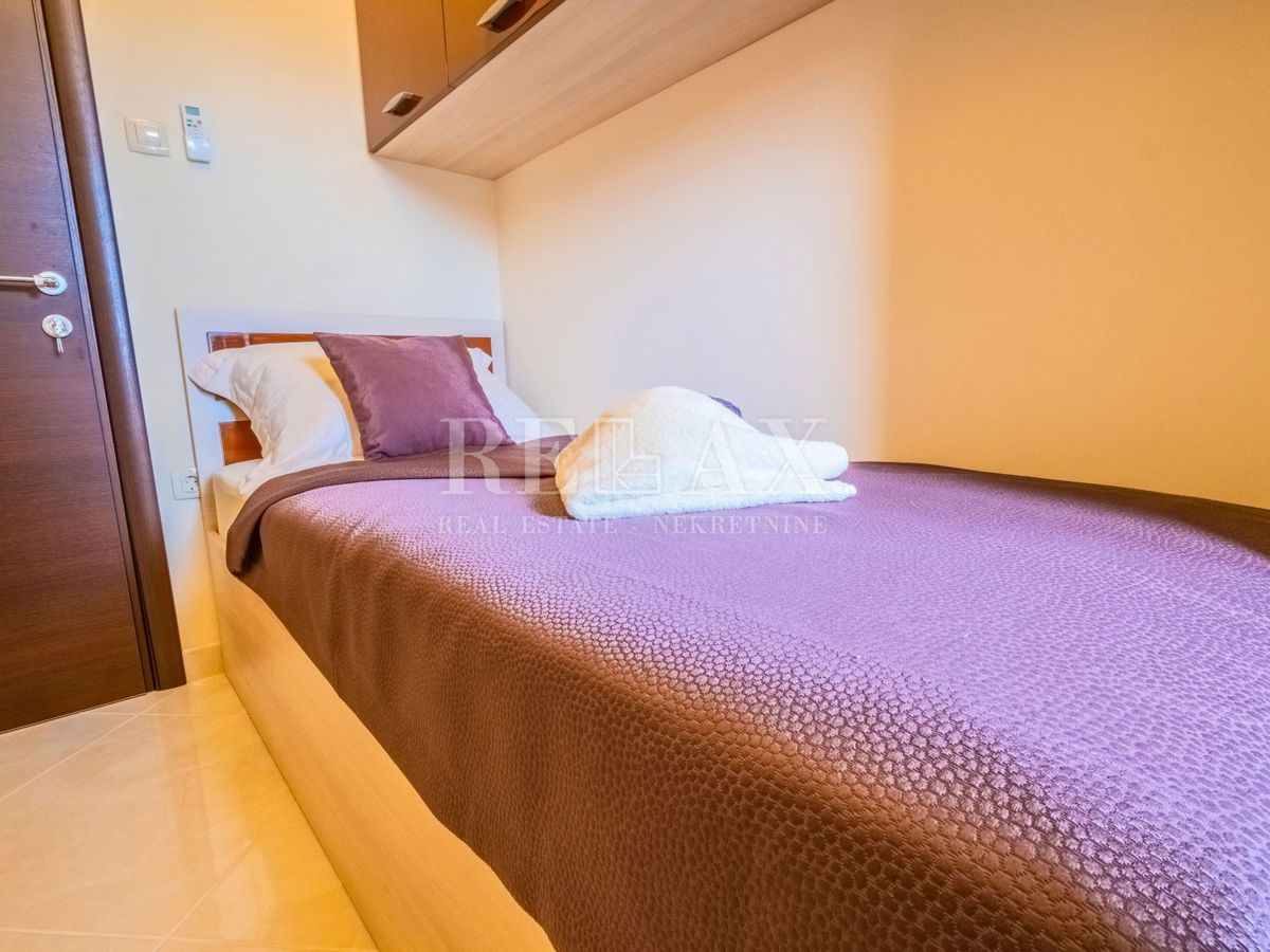 Novi Vinodolski - hiša s 3 stanovanjskimi enotami