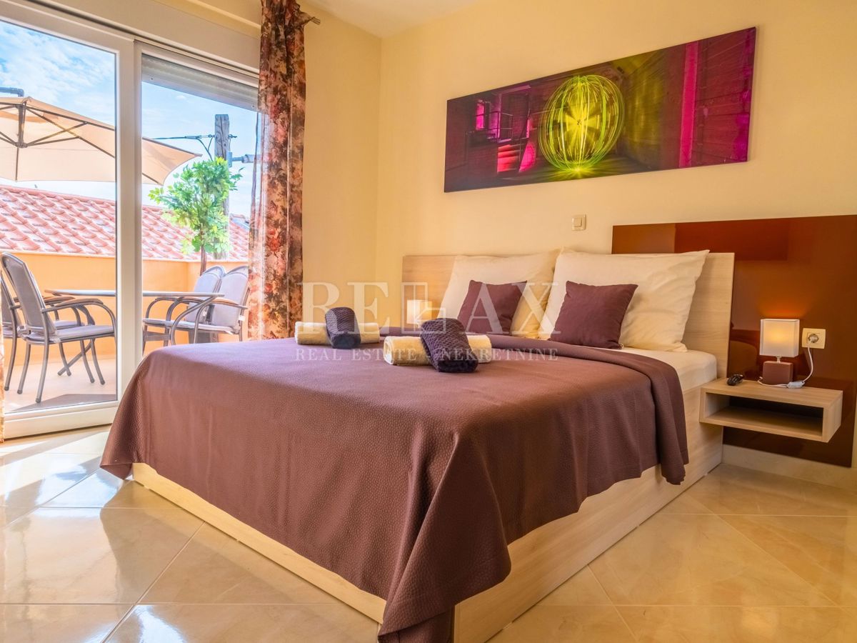 Novi Vinodolski - hiša s 3 stanovanjskimi enotami