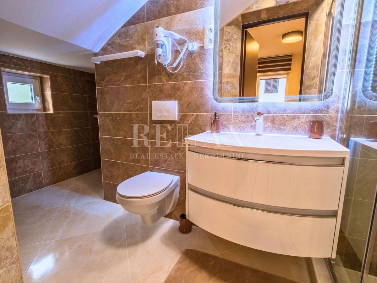 Novi Vinodolski - hiša s 3 stanovanjskimi enotami