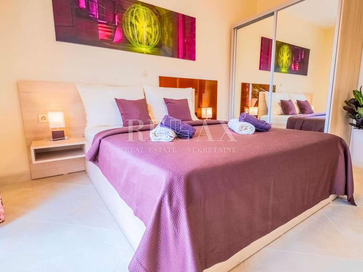 Novi Vinodolski - hiša s 3 stanovanjskimi enotami