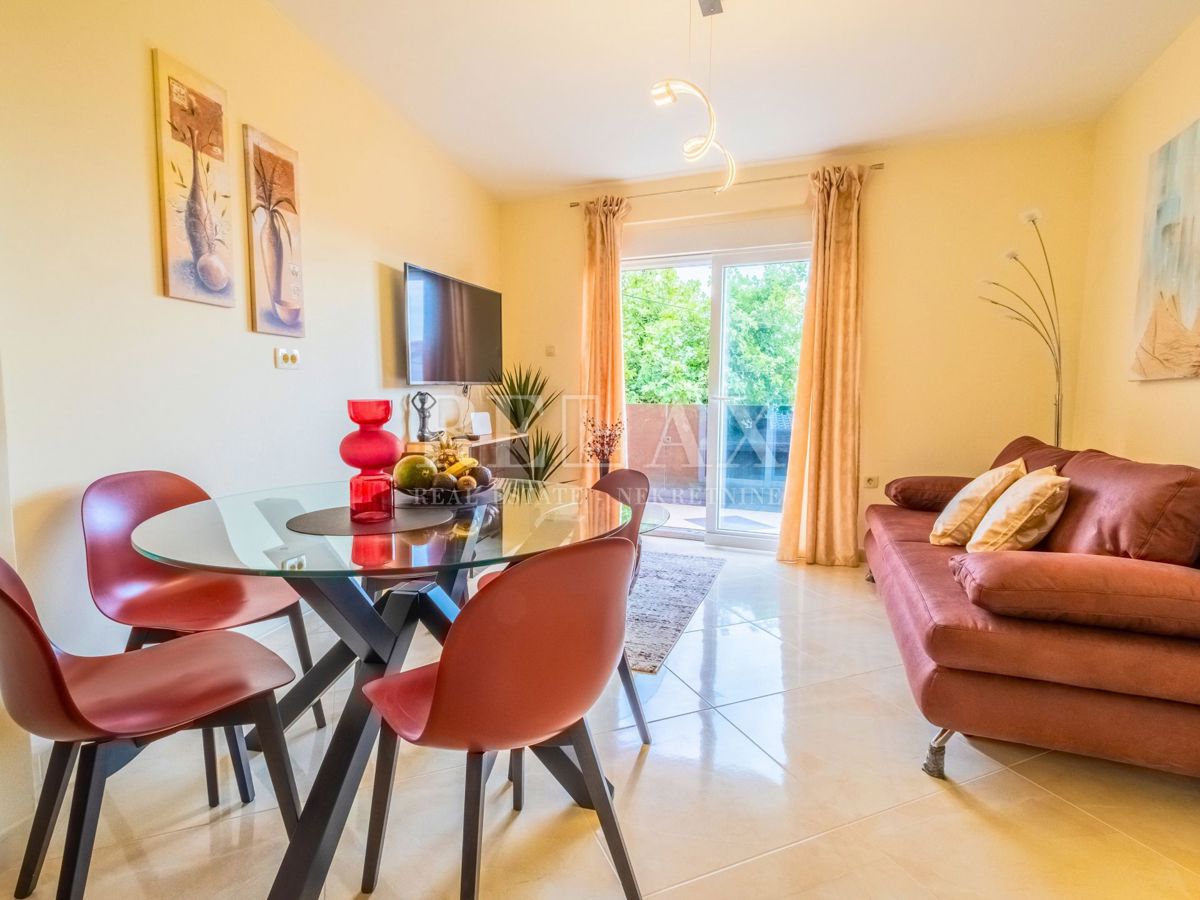 Novi Vinodolski - hiša s 3 stanovanjskimi enotami