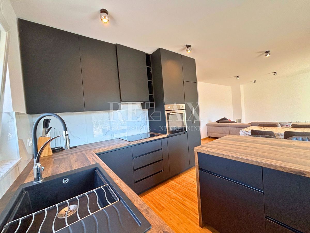 Otok Krk, Vrbnik - samostojna hiša z velikim vrtom