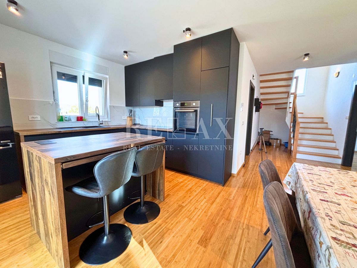 Otok Krk, Vrbnik - samostojna hiša z velikim vrtom