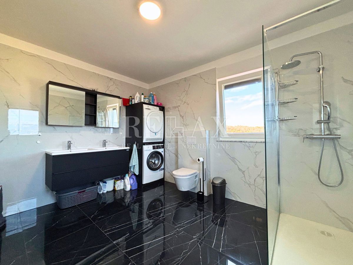 Otok Krk, Vrbnik - samostojna hiša z velikim vrtom