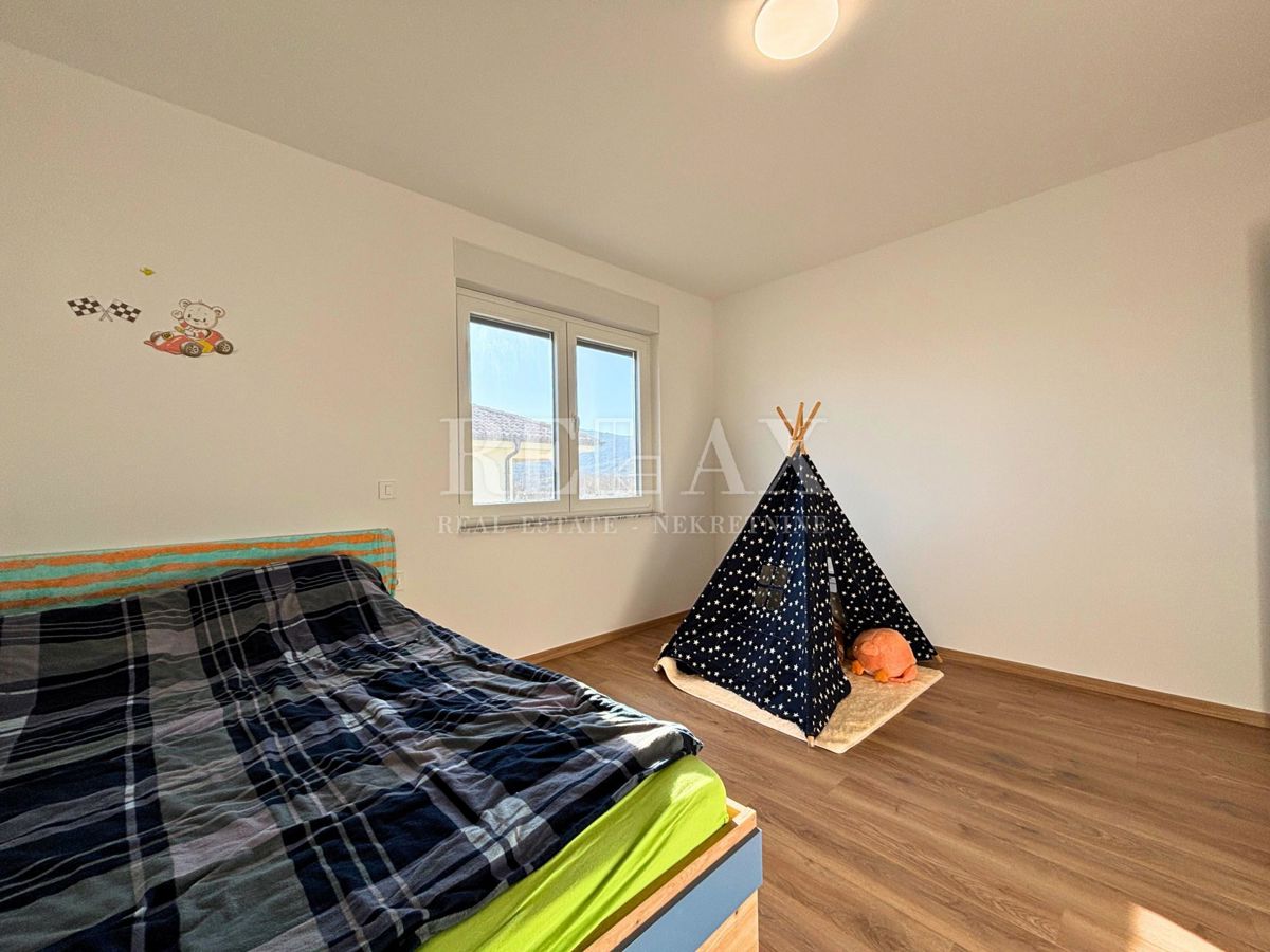 Otok Krk, Vrbnik - samostojna hiša z velikim vrtom