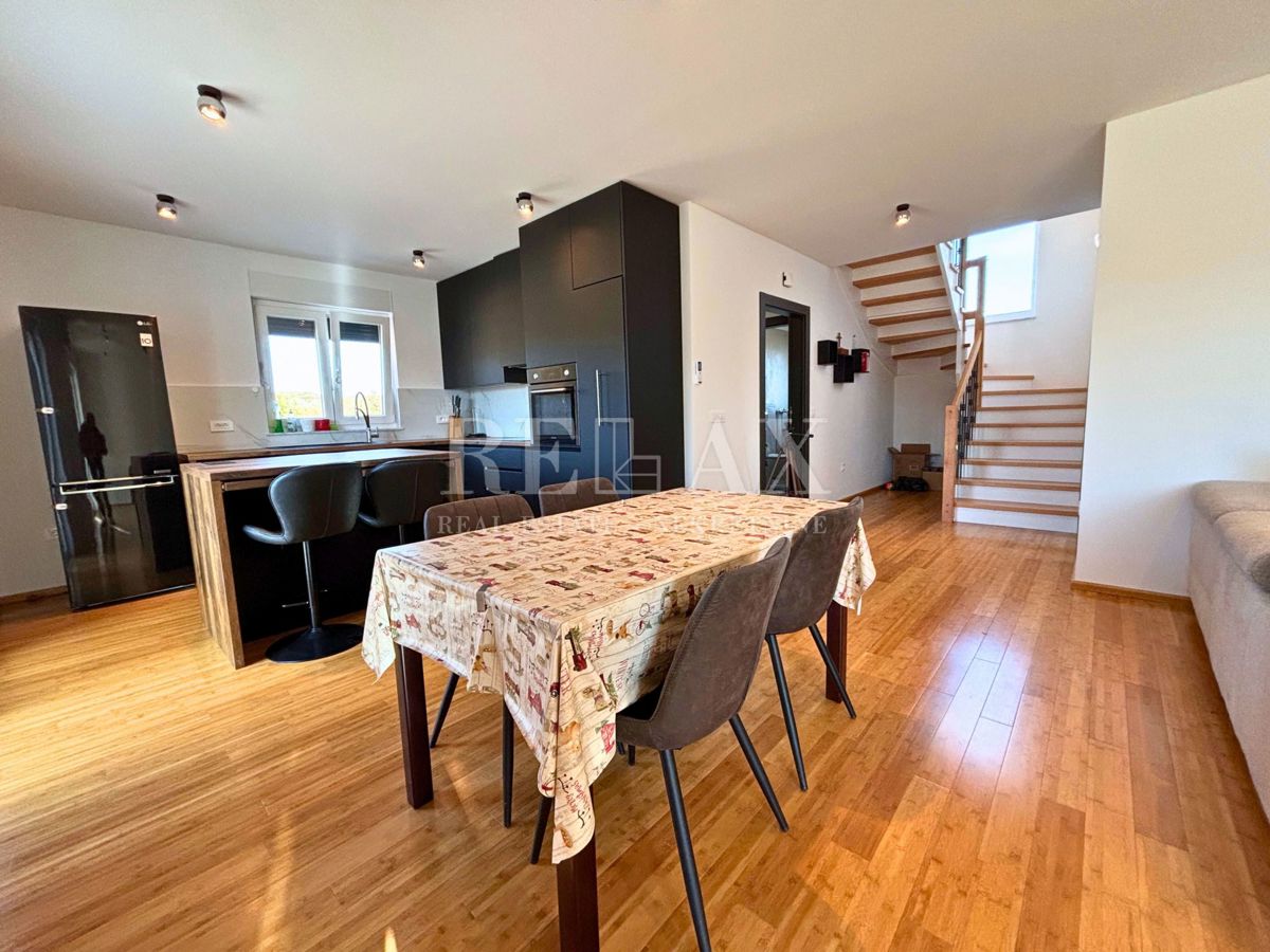 Otok Krk, Vrbnik - samostojna hiša z velikim vrtom