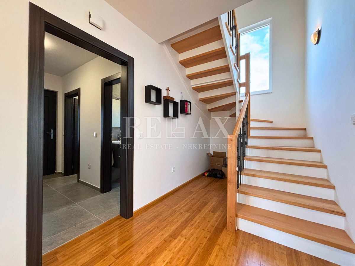 Otok Krk, Vrbnik - samostojna hiša z velikim vrtom