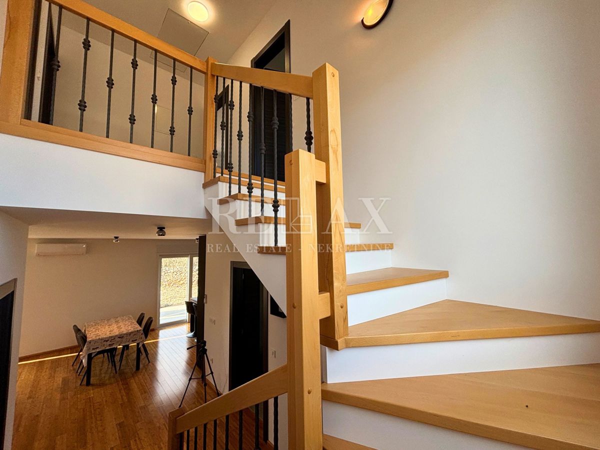 Otok Krk, Vrbnik - samostojna hiša z velikim vrtom