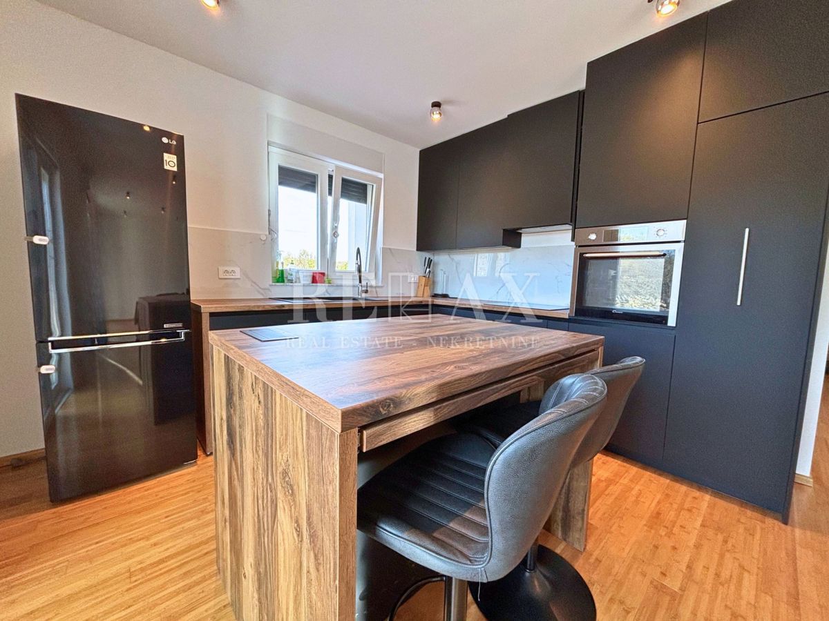 Otok Krk, Vrbnik - samostojna hiša z velikim vrtom